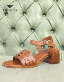 Sandali Con Tacco Largo E Intrecciati Sul Piede