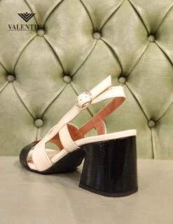 Sandali In Vernice Con Tacco