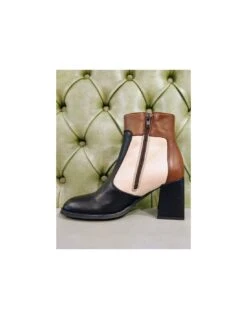 Tronchetti Colorati Con Tacco Alto E Grosso 9 Tronchetti Colorati Con Tacco Alto E Grosso -Stile pelletteria tronchetti colorati con tacco alto e grosso 3